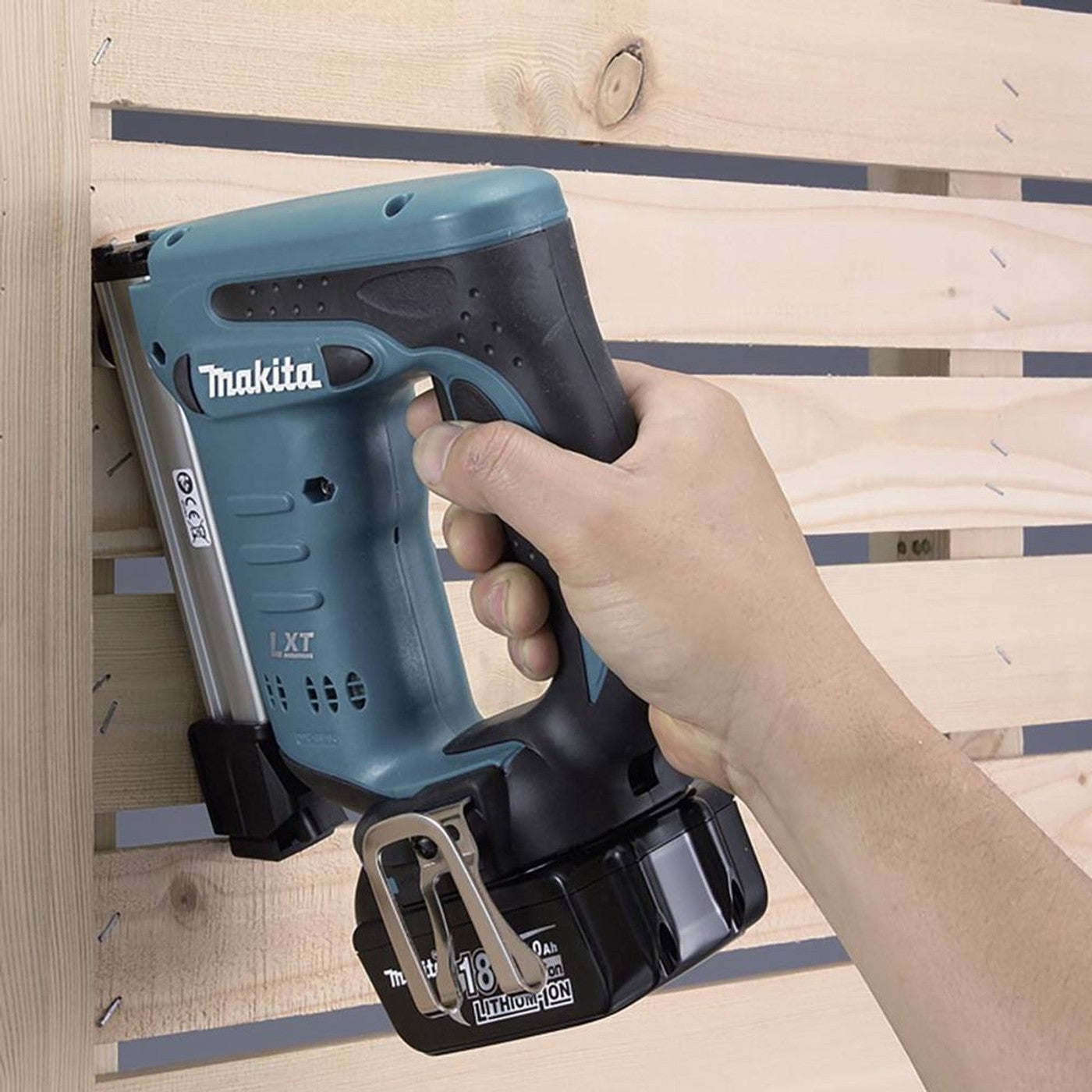 Makita DST221Z – Accu Tacker – 18V – Compact – Stil – Veilig – Zonder accu en lader – Lichtgewicht – Professioneel gebruik
